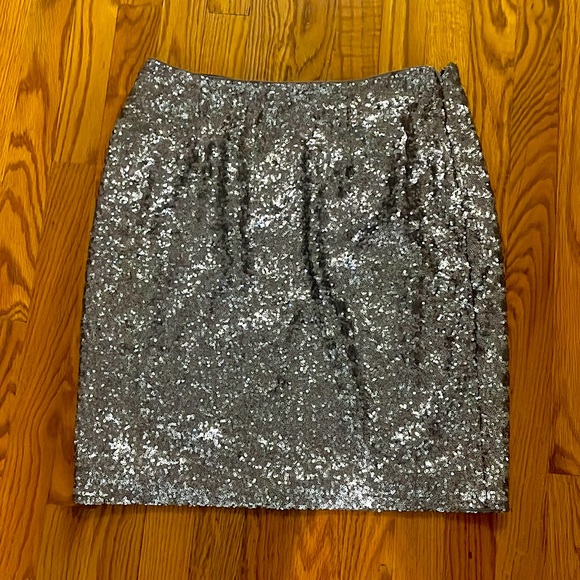 Banana Republic Dresses & Skirts - NWT Banana republic sequin skirt